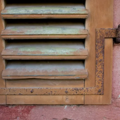 Persiane in legno rovinate