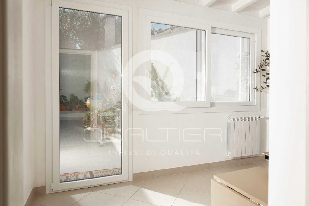 Portafinestra e scorrevole parallelo in PVC colore Bianco Massa completa di vetrocamera a controllo solare